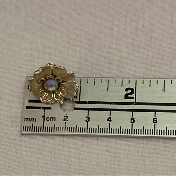 Vintage screw back Aurora Borealis earrings. Excellent condition. Flower shape - Picture 3 of 3